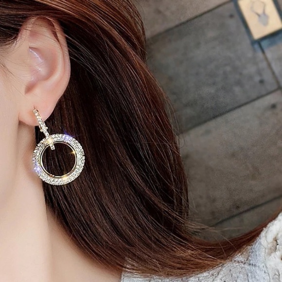 ShopAllThings Jewelry - 3/$30 💛🤍 Crystal Geometric Drop Earrings